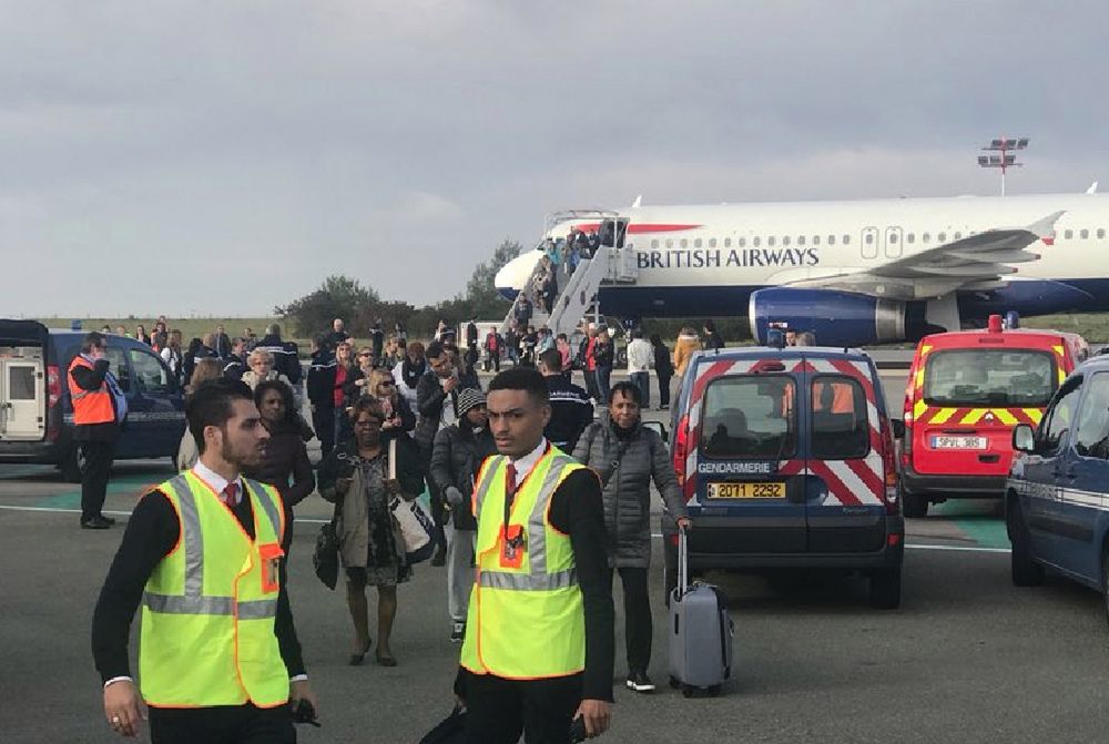 Ewakuacja samolotu do Londynu na lotnisku w Paryżu. Bali się ataku na airbusa British Airways