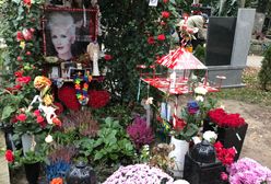 Mnóstwo kwiatów, setki zniczy. Odwiedziliśmy groby znanych Polaków