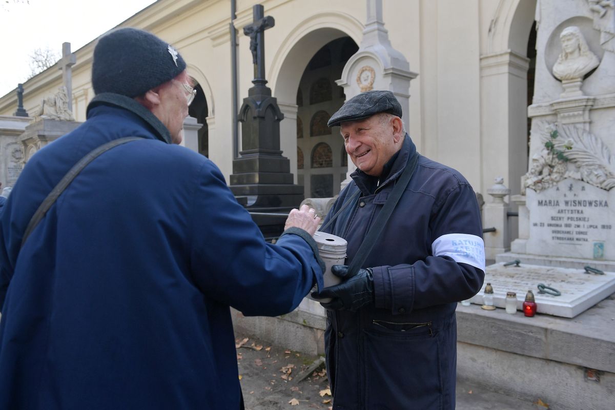 Wszystkich Świętych 2019. Kwesta na Powązkach podliczona. Rekordowa kwota