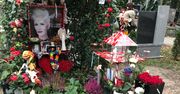 Mnóstwo kwiatów, setki zniczy. Odwiedziliśmy groby znanych Polaków