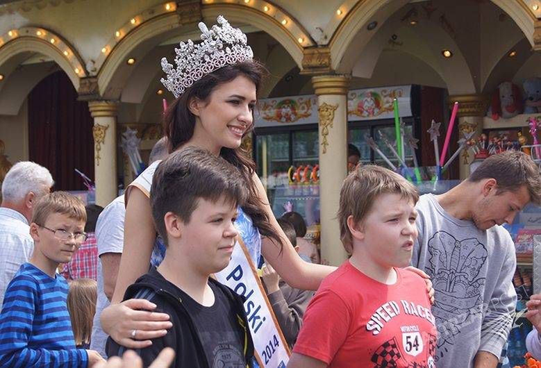 Miss Polski Ewa Mielnicka ma wielkie serce. Udowodniła to podczas Dnia Dziecka w cyrku [ZDJĘCIA]