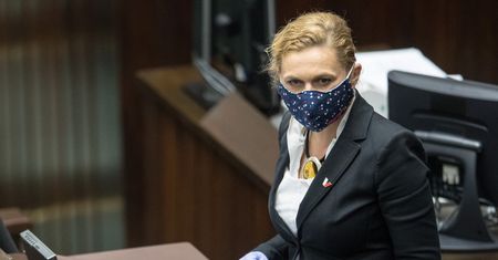 Koronawirus w Polsce. Jarosław Kaczyński na zamkniętym cmentarzu. Barbara Nowacka: bez trybu