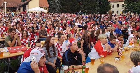 Mario Mandzukic kupił piwo kibicom z rodzinnego miasta