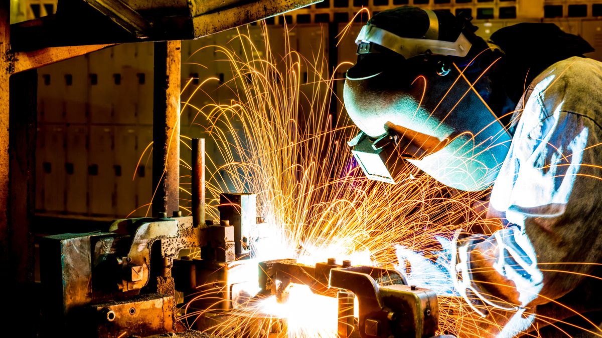 W 250 powiatach w Polsce brakuje spawaczy.