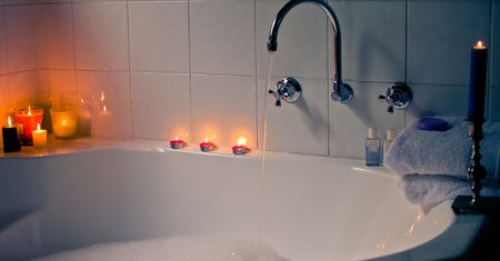 Włamywacz-romantyk. "Zapalił świece, szykował kąpiel"
