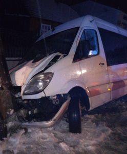 Wypadek w Zawadzie. Bus zjechał z drogi i rozbił się o słup