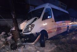 Wypadek w Zawadzie. Bus zjechał z drogi i rozbił się o słup