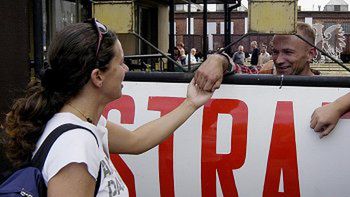 Spotkanie przy bramie fabryki