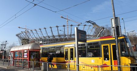 Warszawa. Pęknięta rura i podmyte tory w alei Waszyngtona. Ogromne utrudnienia