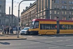 Stłuczka w Warszawie. Tramwaj uderzył w samochód osobowy