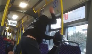 Pobił starszego mężczyznę w tramwaju. Zgłosił się na policję