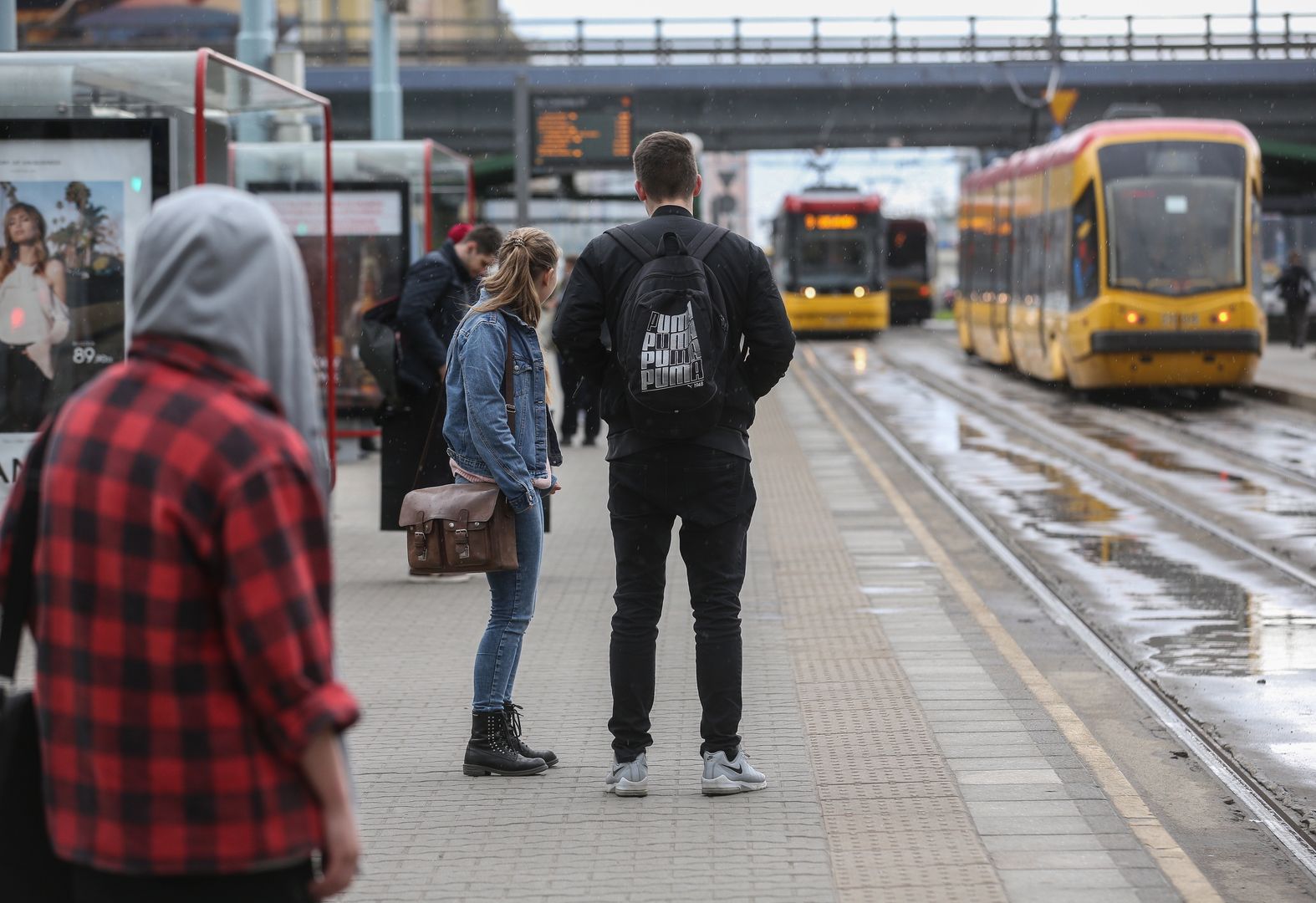 Do napaści doszło na jednym z łódzkich przystanków tramwajowych.