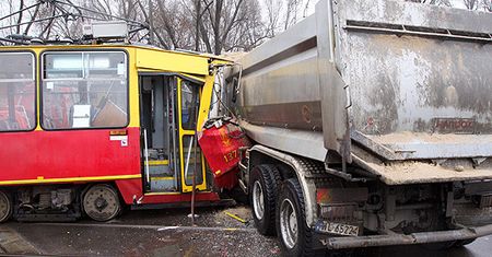 Tramwaj vs. ciężarówka