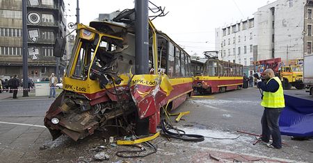 Tramwaj uderzył w słup