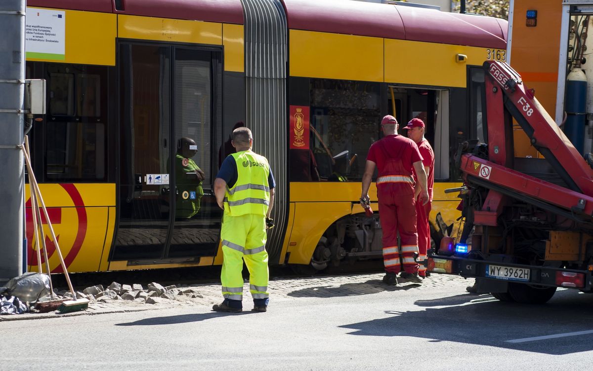 Na rondzie Radosława wykoleił się tramwaj. Spore utrudnienia w Warszawie