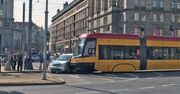 Stłuczka w Warszawie. Tramwaj uderzył w samochód osobowy