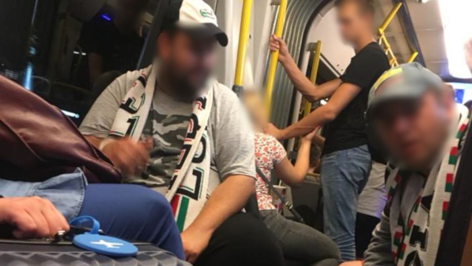 Agresywni mężczyźni najpierw grozili dostawcy jedzenia, potem pasażerce