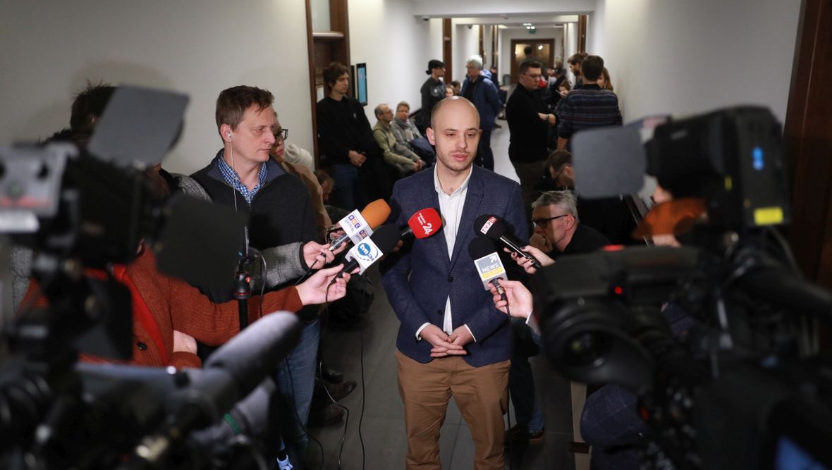 Wyrok na aktywistę miejskiego Jana Śpiewaka wywołał falę oburzenia. W odbiorze społecznym krytykę wywołał fakt, że jedyną osobą skazaną dotychczas w związku z aferą reprywatyzacyjną jest człowiek, który ją nagłośnił 