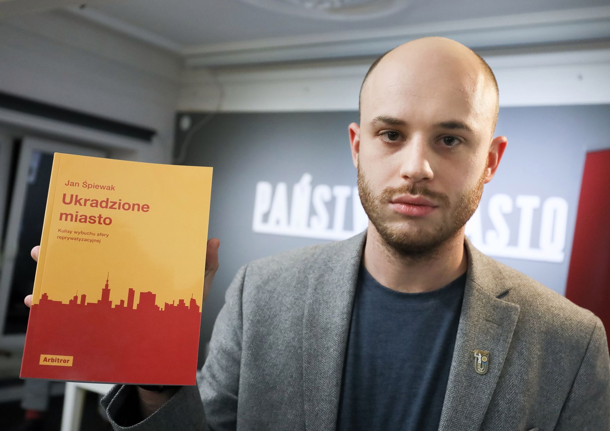 Jan Śpiewak ze swoją książką "Ukradzione miasto" 