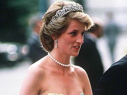 Wieczorowa suknia księżnej Diany wylicytowana za 102 tysiące funtów
