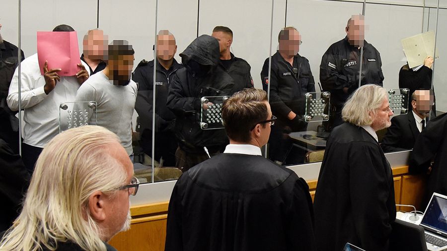 W budynku Wyższego Sądu Krajowego w Celle oskarżeni zostali umieszczeni za szybą ze szkła pancernego.