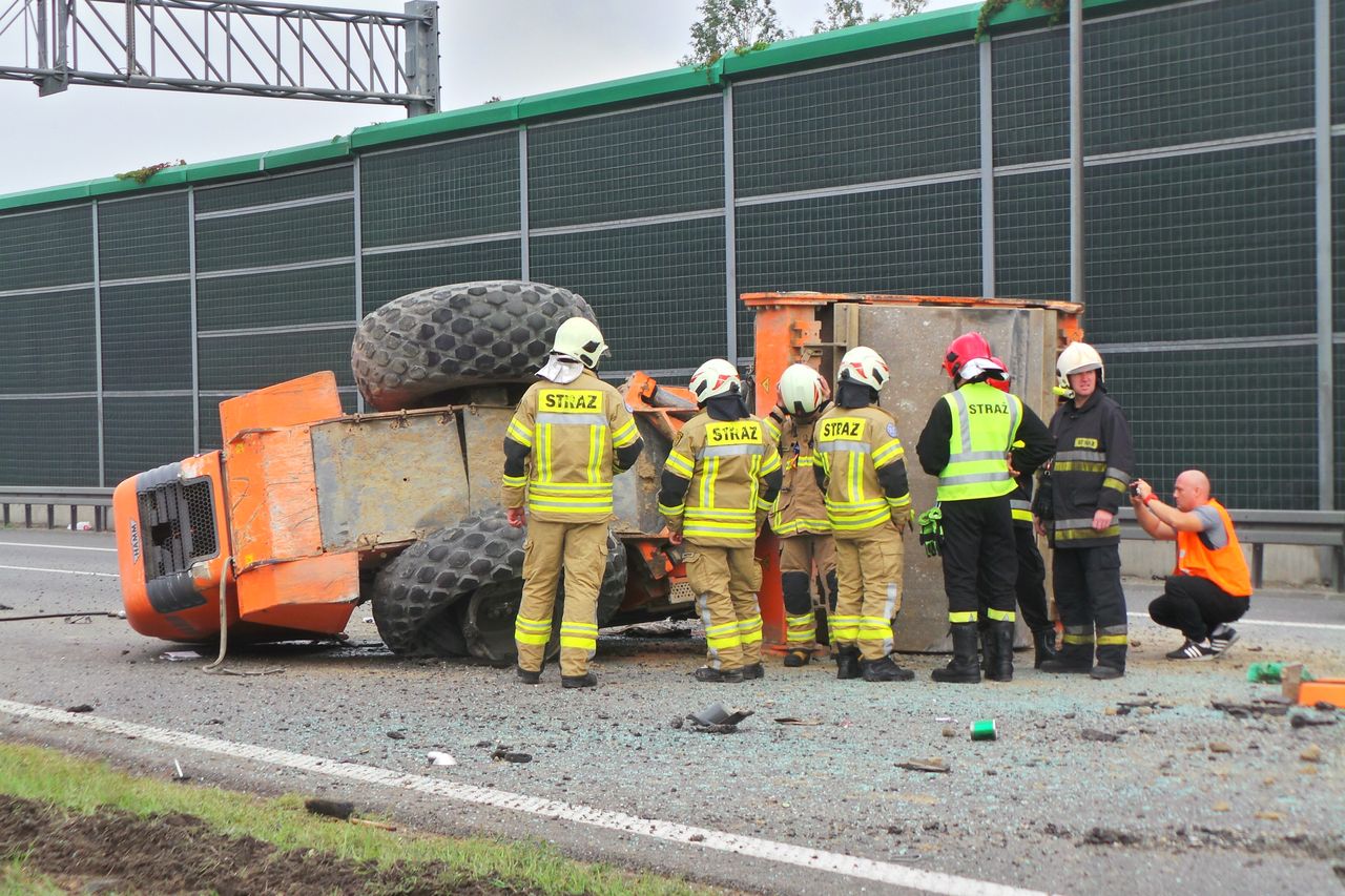 Armagedon na S2. Walec zjechał z ciężarówki, kilometrowe korki