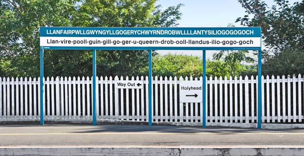Nazwa walijskiego miasteczka oznacza: Kościół świętej Marii nad stawem wśród białych leszczyn niedaleko wodnego wiru pod czerwoną pieczarą przy kościele świętego Tysilia.