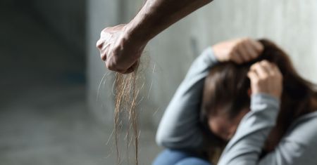 Molestował kobiety. Gdy zobaczył swój portret pamięciowy, ukrył się na działkach