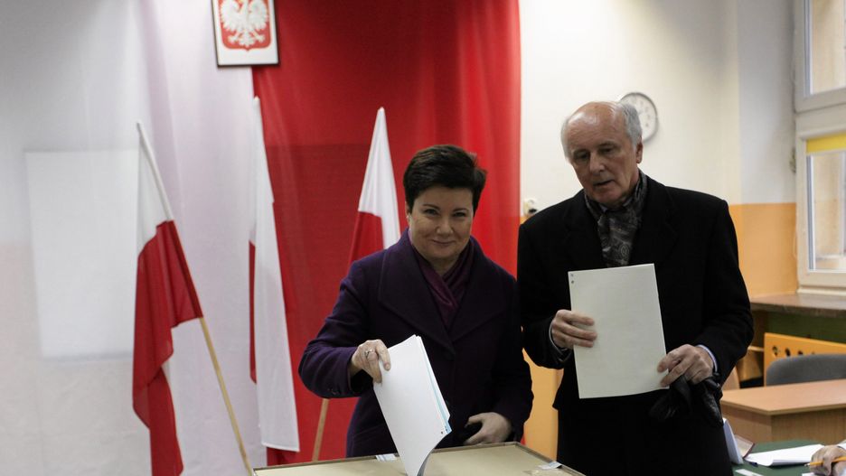 Prezydent Warszawy Hanna Gronkiewicz - Waltz i jej mąż oddają głos w wyborach samorządowych