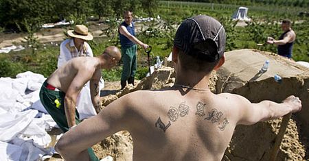 Skazańcy walczą z powodzią
