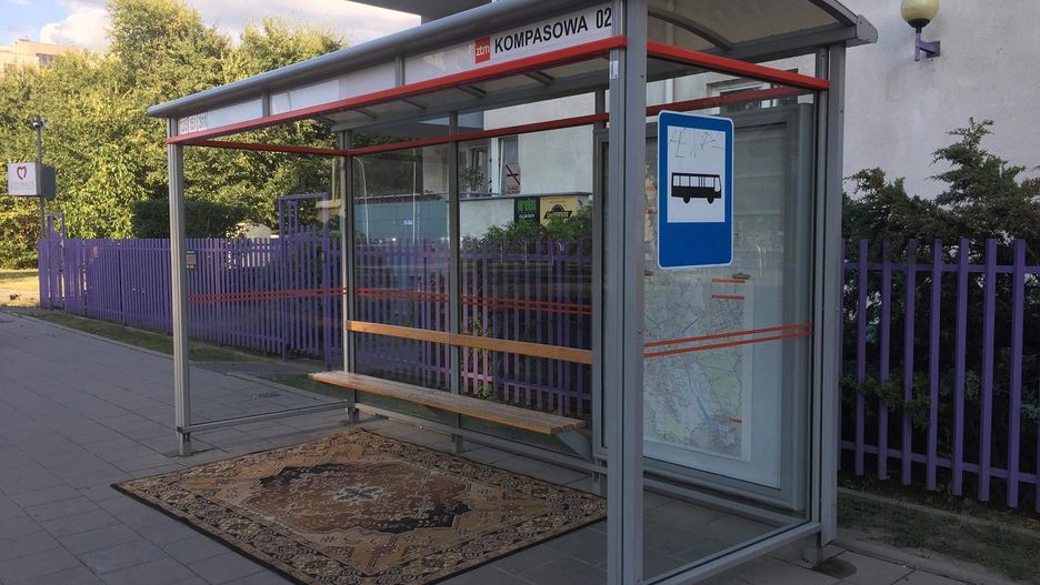 Takie przystanki są może wygodne dla ludzi, ale dla ptaków - niekoniecznie
