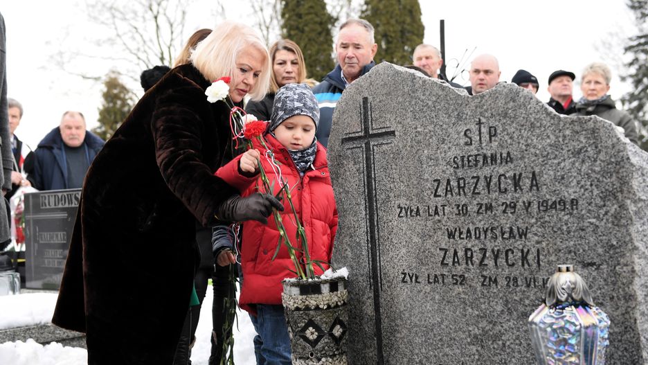 Magdalena Zarzycka-Redwan podczas uroczystości pogrzebowych rodziców w Lublinie