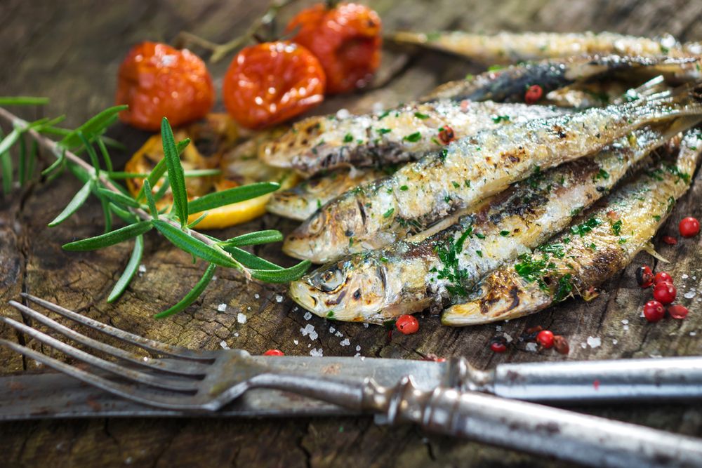 Dzienną dawkę wapnia zapewni m.in. 300 g sardynek.