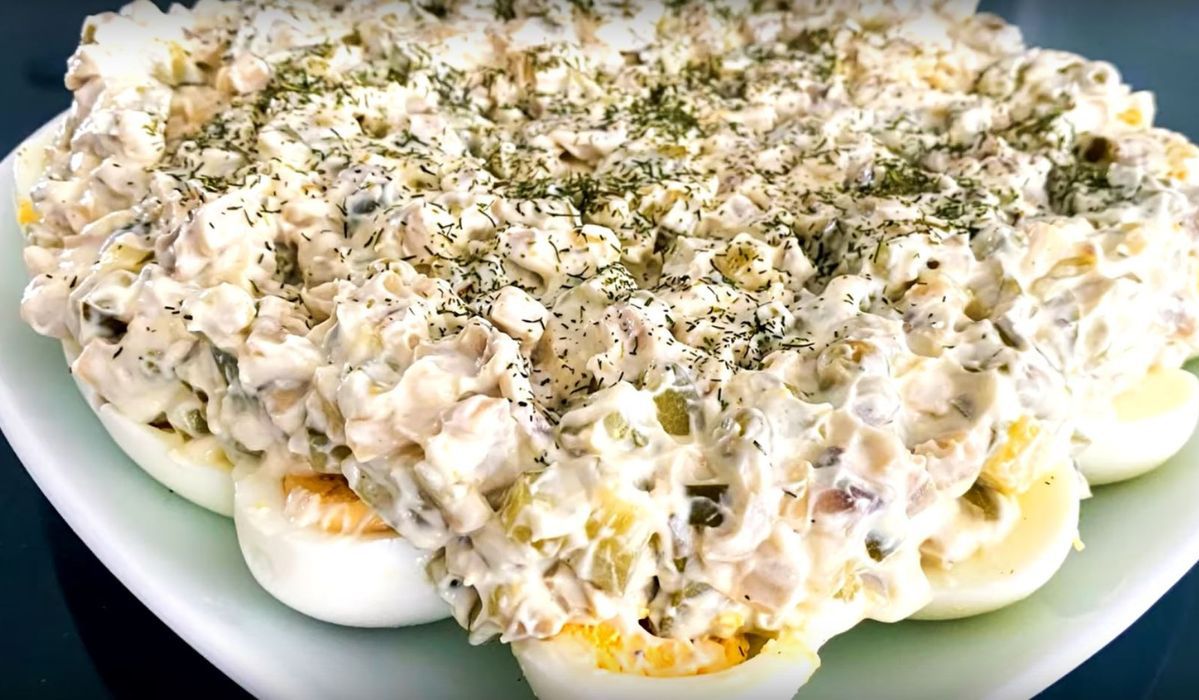 Jajka w takiej formie sprawdzą się idealnie na wielkanocnym stole. Zamiast majonezu, użyj tego wyjątkowego sosu!