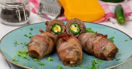 Papryczki nadziewane serem z mięsem mielonym z patelni. Jak zrobić domowe antipasti na ostro?