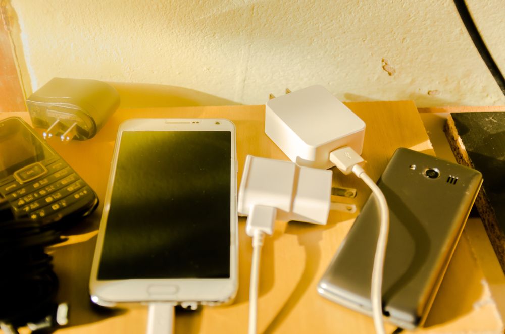 Smartfony tak szybko zużywają energię, że ładowarki są potrzebne praktycznie cały czas.