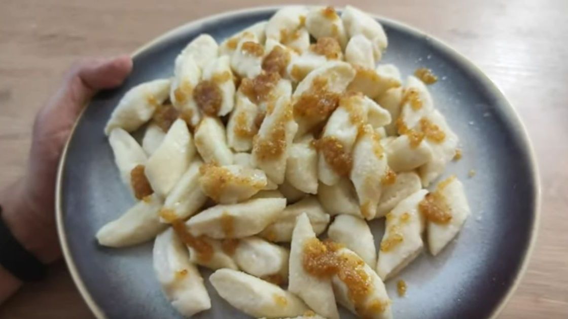 Przepis na leniwe kluski- Pyszności/ źródło: kadr z kanału Mikołaj Drożdżyński- Z Pasją do Gotowania