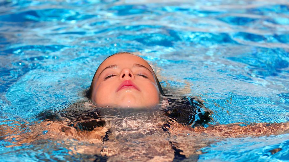 Günterem Schütte wie, że nie nauczy dzieci pływać, jeśli będą bały się wody. 