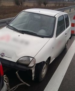 Dziadek i wnuk pojechali kupić samochód. Na drodze ekspresowej holowali seicento bez opony
