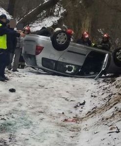 Bezmyślnie posłuchał nawigacji. Dachował w wąwozie