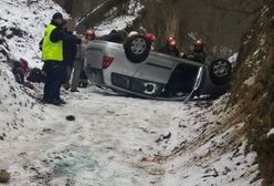 Bezmyślnie posłuchał nawigacji. Dachował w wąwozie
