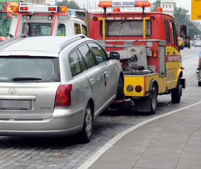 Holowanie za darmo. Kierowcy odbierają samochody i nie płacą
