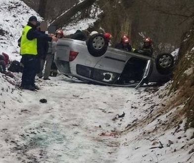 Bezmyślnie posłuchał nawigacji. Dachował w wąwozie