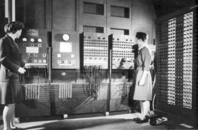Programistki Frances Bilas i Jean Bartik przy panelu sterującym ENIAC-a 