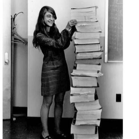 Margaret Hamilton - główna programistka Projektu Apollo - stoi przed stertą kodu, który doprowadził ludzkość na Księżyc 