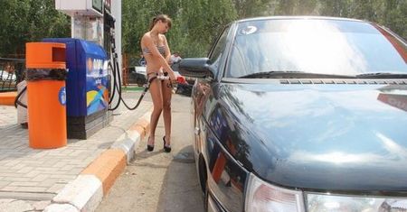 Nietypowa promocja na stacji paliw. Panie w bikini tankują gratis