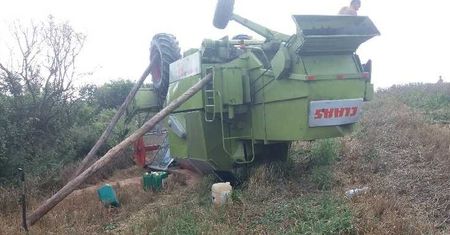 Rolnik dachował kombajnem. Okazało się, że mężczyzna był nietrzeźwy