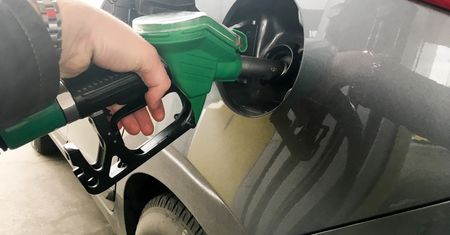 Paliwo coraz tańsze. Wpływ na ceny ma koronawirus