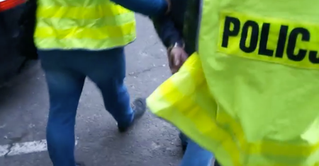Zaatakowali policjantów. Ruszyli na nich z siekierami