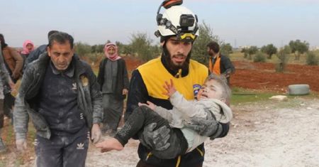 Syria. Dziecko cudem uratowane. Wyciągnięto je spod gruzów